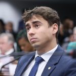 Tumulto marca sessão na Câmara: Nikolas Ferreira cai após esbarrão durante desobstrução do plenário