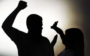homem é preso após agredir esposa e cunhada