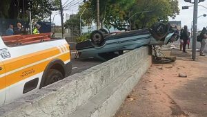 Perseguição a carro furtado termina em capotamento e deixa dois feridos em Campinas