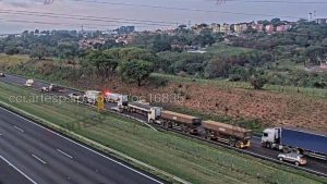 Motorista atropela motociclista na Rodovia dos Bandeirantes e foge sem prestar socorro
