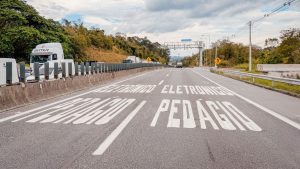 Rodovias do litoral de São Paulo passam a ter pedágios sem parada neste sábado; veja valores