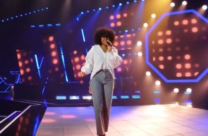 Rebeca Oliveira, de Campinas, no palco do The Voice Brasil
