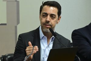 Presidente do Porto de Santos é citado em investigação da PF sobre fraudes no INSS