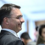 Flávio Bolsonaro confirma candidatura ao Planalto em 2026 após escolha do pai