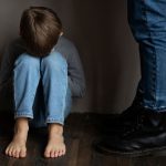 Idoso de 73 anos é condenado por obrigar menino de 10 a fazer sexo oral, mas… nada acontece