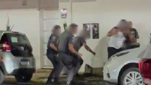 Homem é detido após reagir à abordagem e agredir policiais em Águas de Lindoia; vídeo