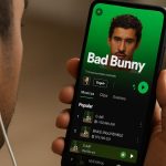 Bad Bunny supera Taylor Swift e vira o artista mais ouvido do mundo no Spotify em 2025