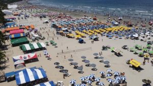 Santos proíbe garrafas de vidro nas praias até fevereiro; entenda