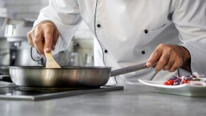 Justiça condena chef por perguntas sexuais em entrevista de emprego em Santos