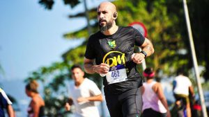 Márcio Seco completa 50º meia maratona na queridinha de Santos