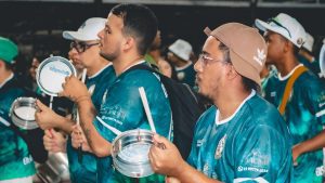 Santos Carnaval 2026: Padre Paulo leva a realidade do BNH para a avenida