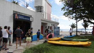alunos esperando para a aula de caiaque em Santos