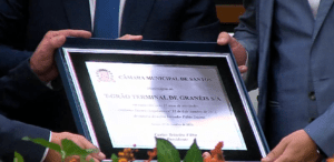 Placa de homenagem ao terminal portuário T-Grão Cargo