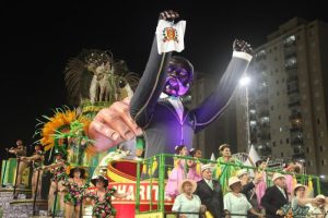 Você sabe por que os desfiles de Santos acontecem uma semana antes?