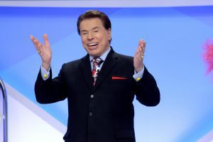 Silvio Santos sorrindo, ícone da TV brasileira e artista de maior orgulho na pesquisa Cultura no Espelho.