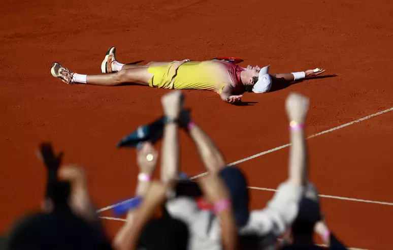 Torcida vibra enquanto João Fonseca deita sobre quadra de saibro comemorando título do ATP de Buenos Aires