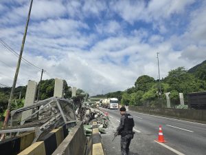 Passarela cai em Cubatão após caminhão colidir