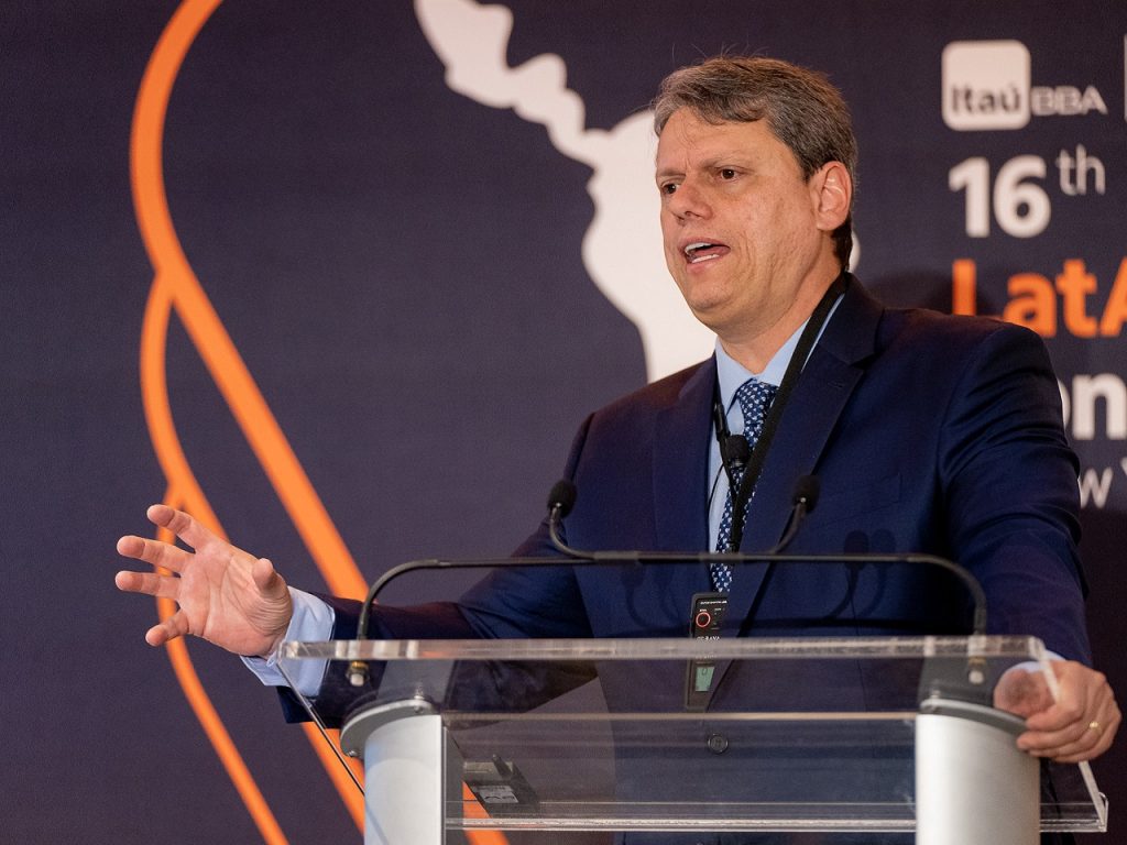 Governador Tarcísio de Freitas em pronunciamento sobre o modelo de gestão das Escolas Cívico-Militares.