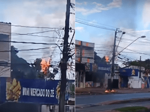 Poste pega fogo e deixa casas sem energia em Praia Grande