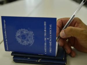 Carteira de trabalho emprego empregos vaga vagas Marcello Casal Jr Agência Brasil desemprego