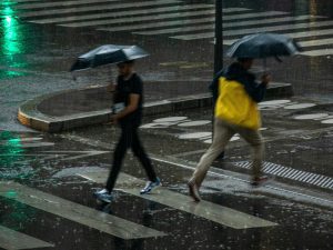Chuva forte tempestade água Andréa Villiers Unsplash