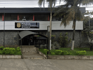 Professor é preso e demitido após se masturbar perto de escola