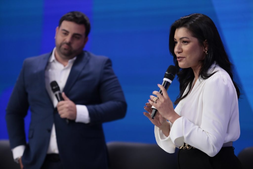 Macedão e Dani Brandi na coletiva do SBT