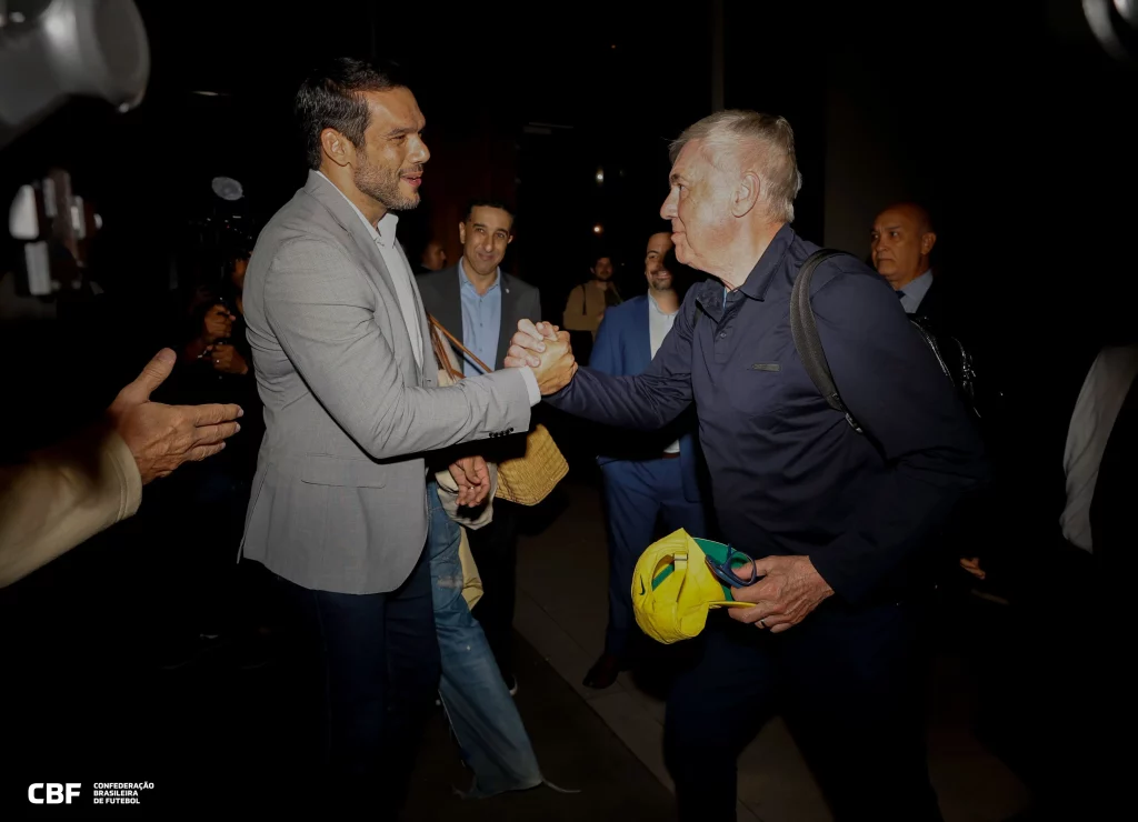 Presidente da CBF, Samir Xaud, cumprimenta Carlo Ancelotti