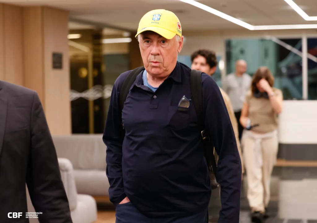 Novo treinador da Seleção Brasileira, Carlo Ancelotti desembarcou no Brasil na noite deste domingo (25)