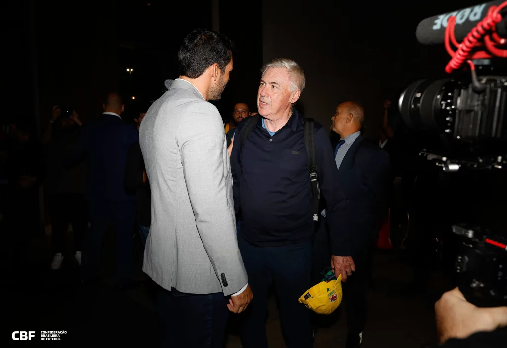 Presidente da CBF, Samir Xaud, conversa com Carlo Ancelotti, após a chegada do treinador da Seleção ao Brasil