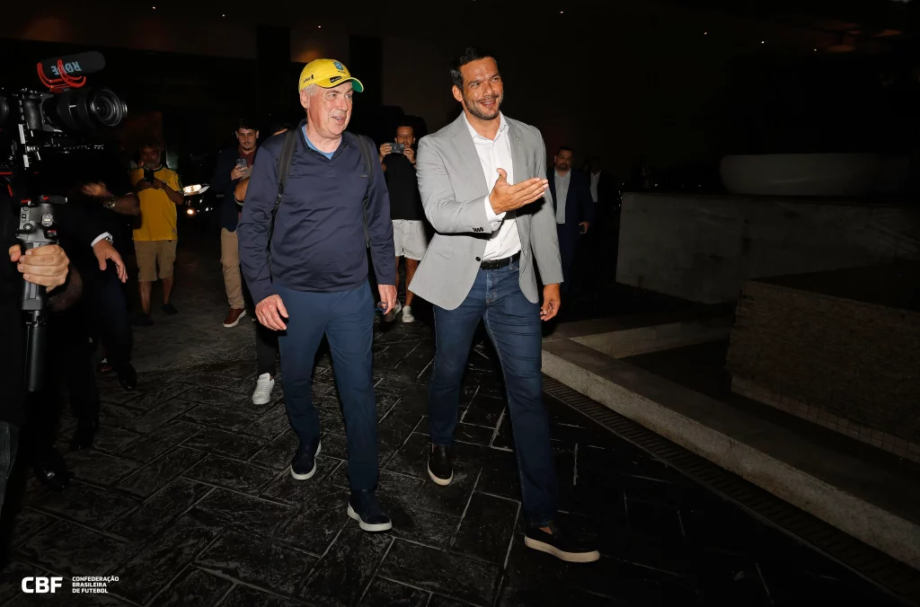 Carlo Ancelotti ao lado do presidente da CBF, Samir Xaud