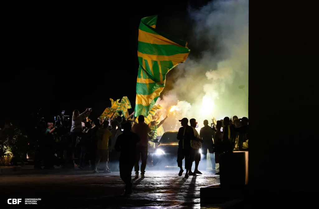 Torcedores brasileiros fazem festa para a chegada de Carlo Ancelotti