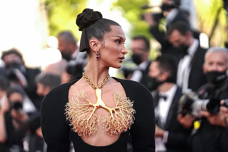 bella haddid 2021 em cannes