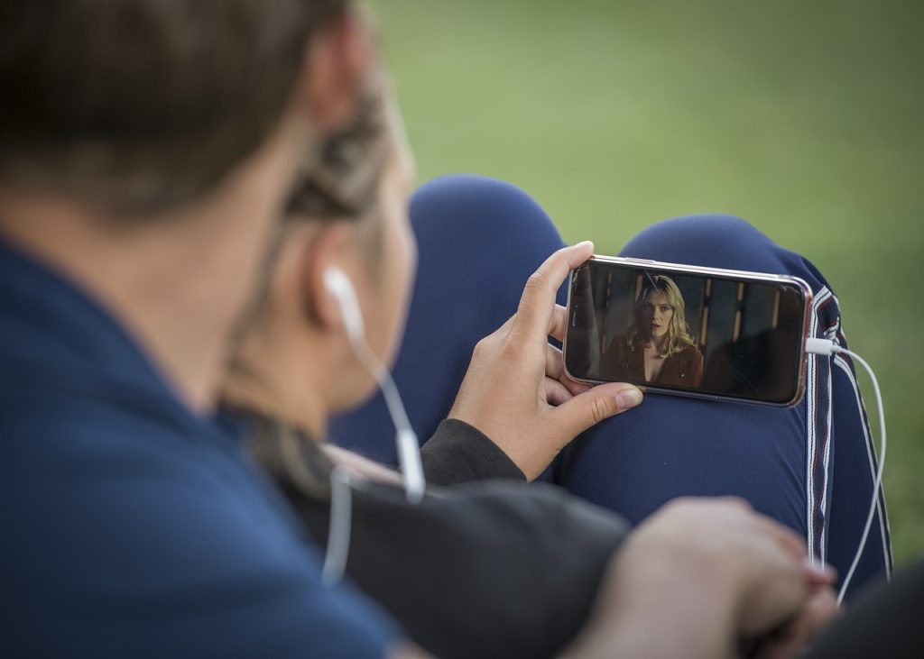 casal assistindo YouTube Premium Lite