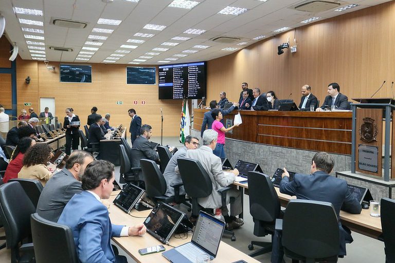 Fachada da Câmara Municipal de Campinas, local de aprovação das faixas exclusivas para veículos de PCDs.