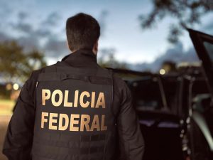 Distintivo da Polícia Federal em destaque durante investigação de fraude com documentos falsos na Caixa.