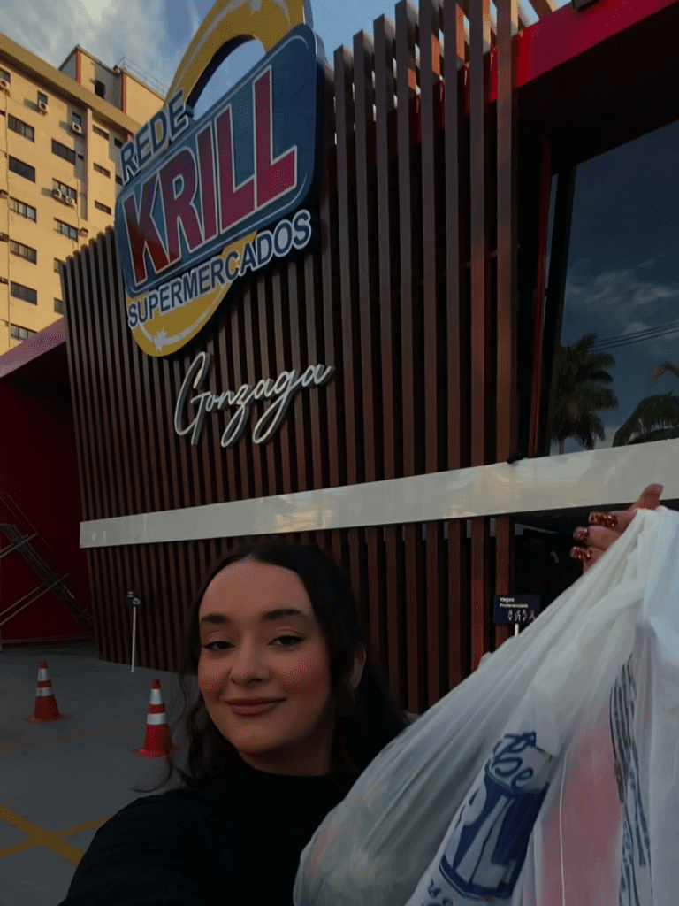 Beatriz Canaes em frente ao supermercado Rede Krill do Gonzaga em Santos