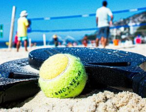 beach tennis tenis yohann fernandes unsplash