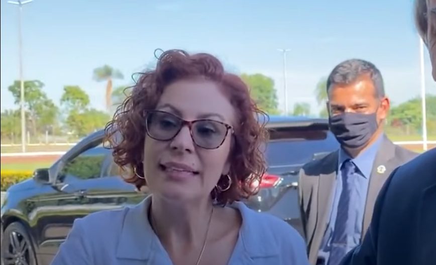 Carla Zambelli pdoe ter nome colocado na lista da Interpol (Foto: Reprodução / YouTube, BFOCO)