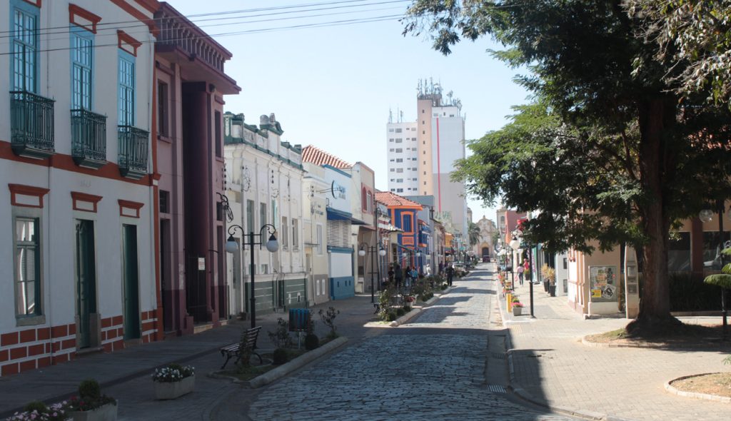 Paisagem urbana de Atibaia, destacada como a cidade mais segura do Brasil no Anuário MySide de segurança de 2025.