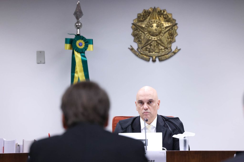Alexandre de Moraes de frente com Jair Bolsonaro (Foto: Antonio Augusto/STF)