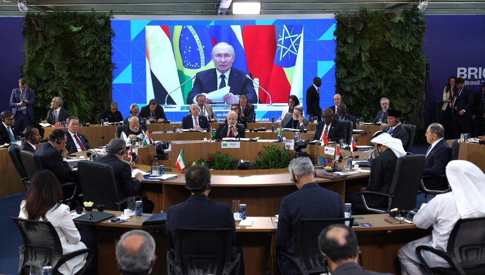Participação do Putin por vídeo conferência (Foto: Ueslei Marcelino / BRICS Brasil)
