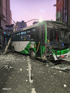 acidente entre carro e ônibus deixa feridos no Centro de Campinas