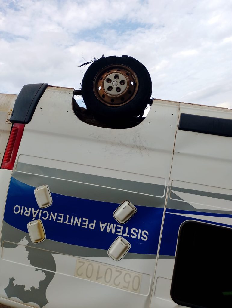 veículo detentos capota