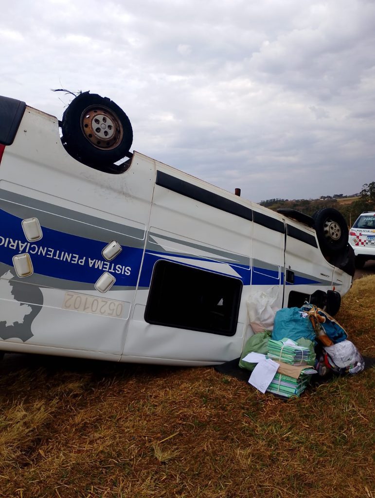 veículo detentos capota