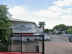 mulher é presa após esfaquear filha
