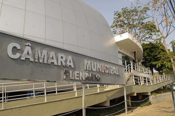 Fachada da Câmara Municipal de Campinas, local de votação do projeto contra confinamento de animais.