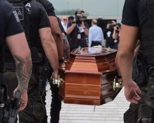 homens segurando o caixão do delegado ruy ferraz fontes