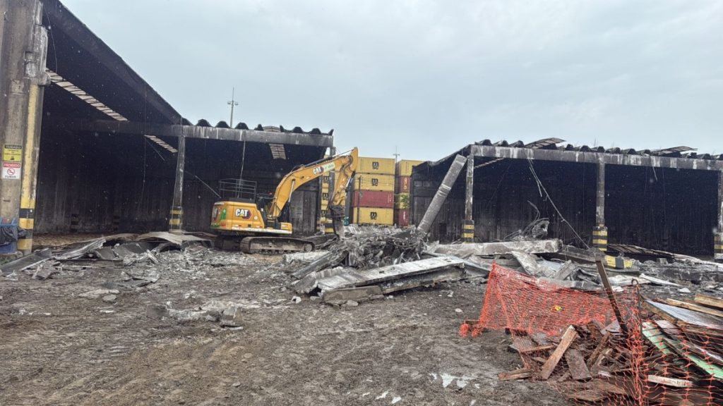 Homem e mulher são internados após estrutura de galpão desabar sobre trailer em Santos