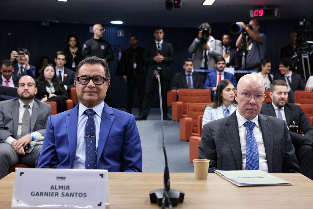 Almir Garnier ao lado do advogado - Bolsonaro e outros réus por tentativa de golpe recorrem após condenação por golpe
